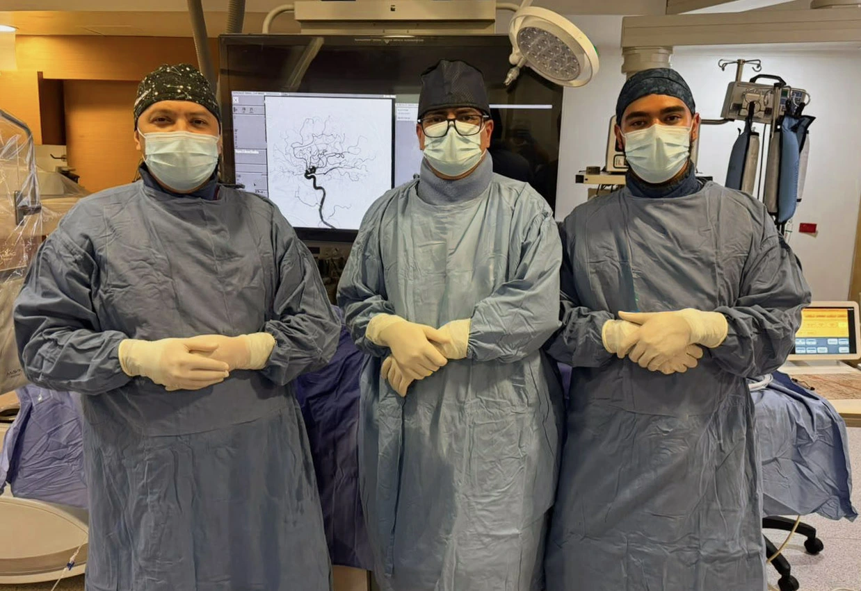 Equipo médico en quirófano